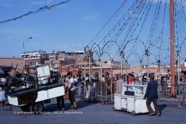 Image du Maroc Professionnelle de  Arrivée des restaurateurs au centre de la médina. Au coucher du soleil la place se métamorphose en un imense restaurants où touristes et marocains dinent sur la mythique Place Jemaa El Fana de Marrakech, Jeudi 19 Mai 1988.. (Photo / Abdeljalil Bounhar)

 